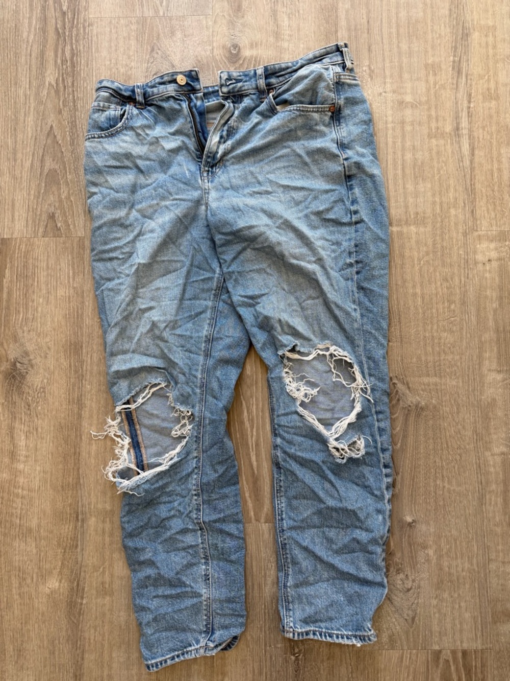 American Eagle Outfitters Light Blue Distressed Jegging